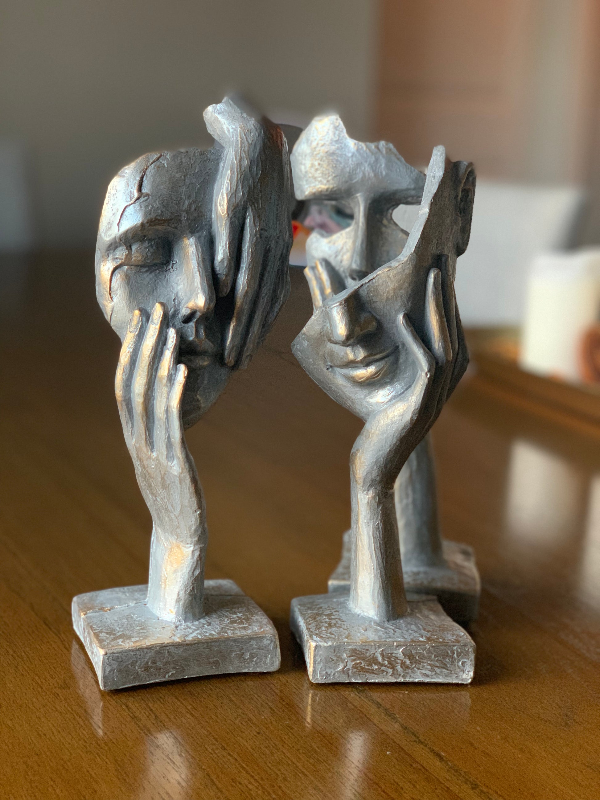 Silence is Gold Sculptuur – Modern Abstract Beeld met Gouden Gezicht op Zwarte Sokkel – 27 cm | Charm wonen Silence is Gold Sculptuur – Modern Abstract Beeld met Gouden Gezicht op Zwarte Sokkel – 27 cm | Charm wonen